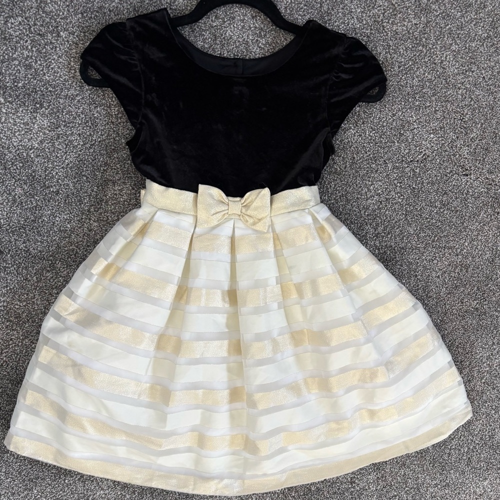 Jona Michelle Black, Ivory & Gold Dress with Bow Accent
Size: (7) - Picture 12 of 13